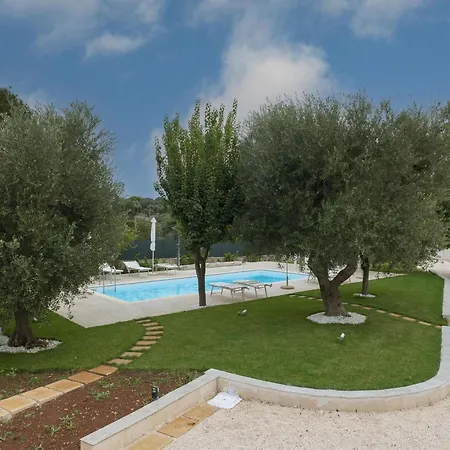 Near With Pool And Orchard Сasa de vacaciones